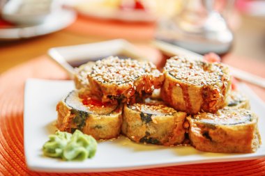 Tempura Maki Sushi (Deep Fried füme yılan balığı, Yengeç Mea yapılmış rulo