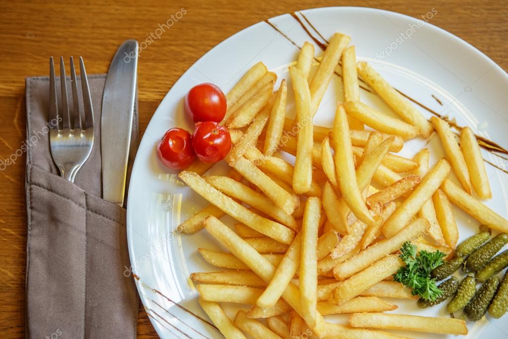 Patates kızartması bir kafede masada Stok fotoğrafçılık ©natazhekova