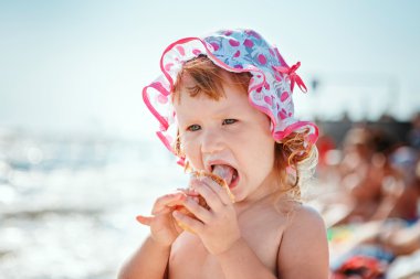 küçük kız plaj tatil dondurma yeme