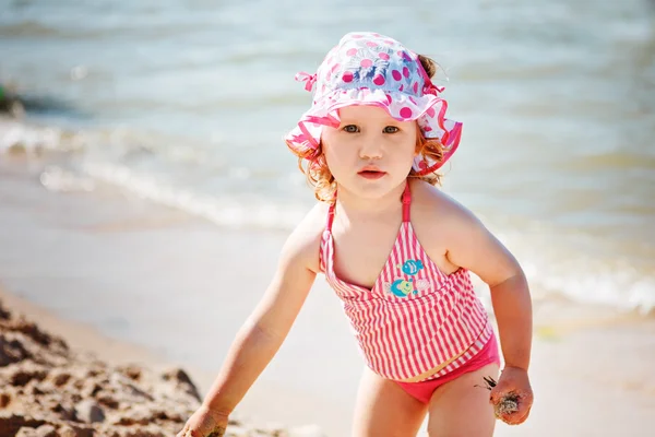 สาวน้อยเล่นบนชายหาด — ภาพถ่ายสต็อก