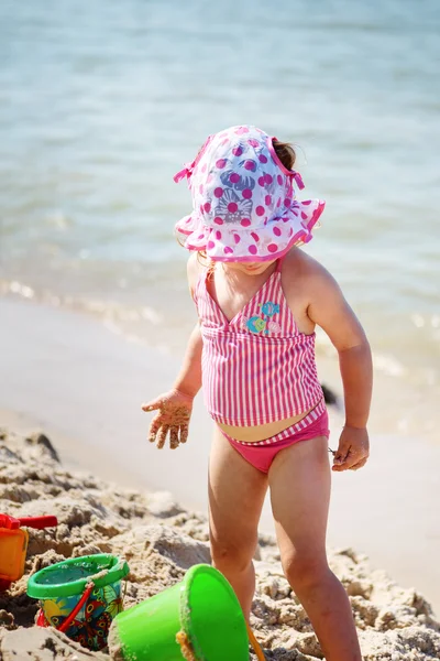 Niña jugando en la playa — Foto de Stock