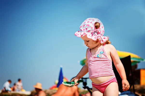 สาวน้อยเล่นบนชายหาด — ภาพถ่ายสต็อก