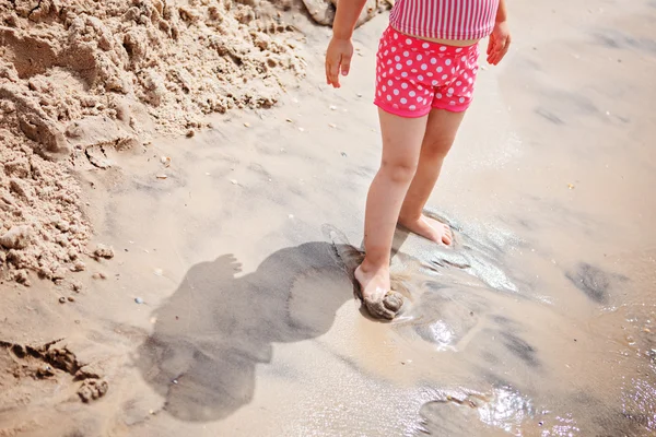 Little girl playing on the beach — Stock Photo, Image