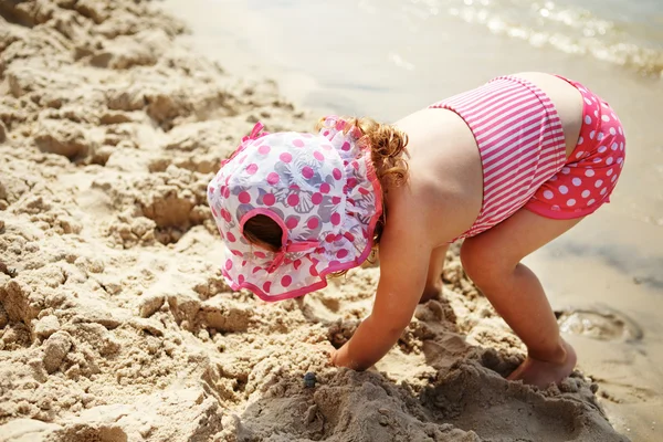 Little girl playing on the beach — Stock Photo, Image