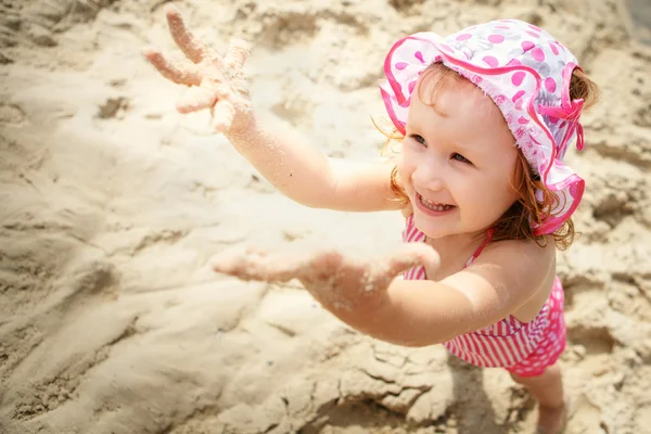 Niña jugando en la playa — Foto de Stock