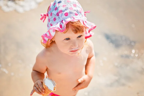 Menina comendo sorvete na praia de férias — Fotografia de Stock