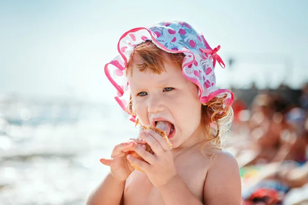 Petite fille manger de la crème glacée pendant les vacances à la plage — Photo