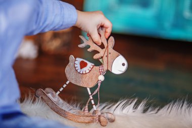 Noel ağacı oyuncak geyik çocuk elinde