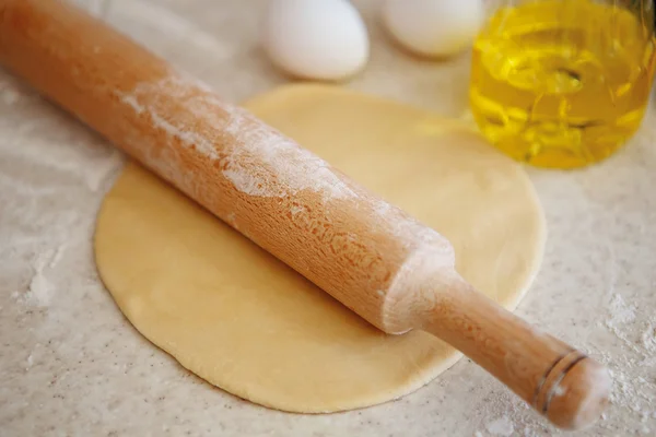 Preparing pizza dough and / or pasta, dumplings, ravioli, dumpli — Stock Photo, Image