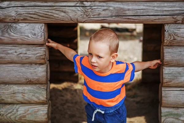 Bonito menino brincando no playground no verão — Fotografia de Stock