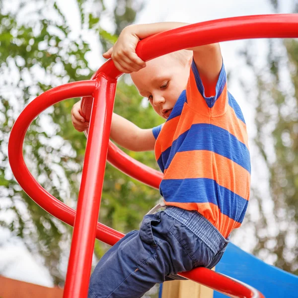 Söt liten pojke leker på lekplatsen i sommar — Stockfoto