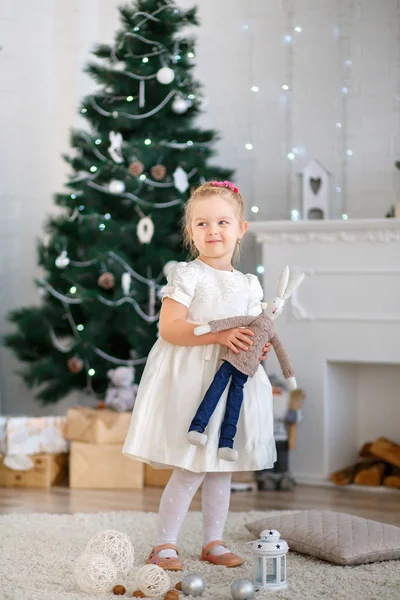 Bambina in attesa di un miracolo nelle decorazioni natalizie — Foto Stock