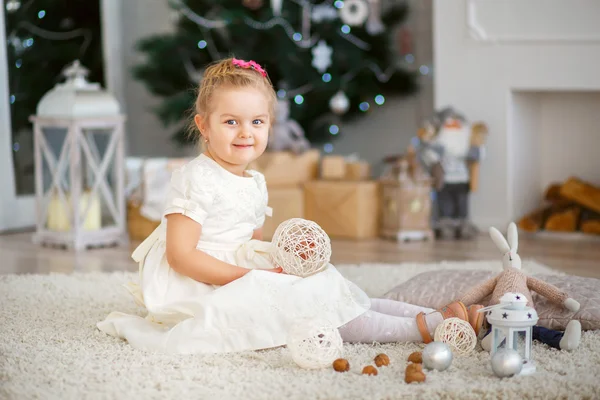 Bambina in attesa di un miracolo nelle decorazioni natalizie — Foto Stock