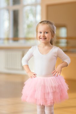 Balerin kız yakın ayna spor salonunda ayakta
