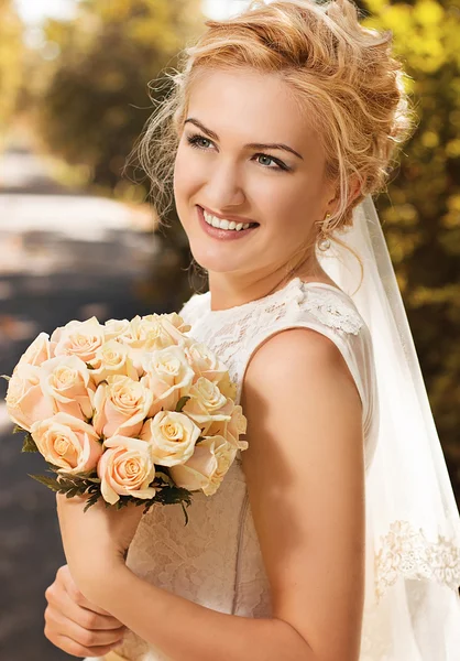 美しい笑顔の幸せな花嫁の肖像画. — ストック写真
