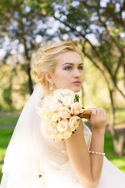 Retrato de una hermosa novia feliz sonriente — Foto de Stock