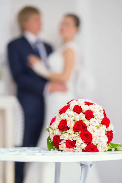 Buquê de casamento nupcial com rosas vermelhas e brancas na mesa aga — Fotografia de Stock