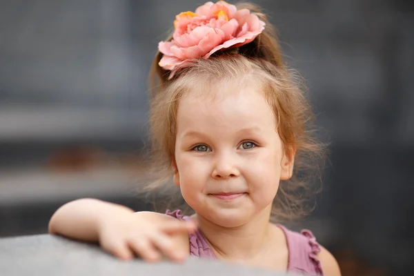 Närbild porträtt av en härlig liten flicka — Stockfoto