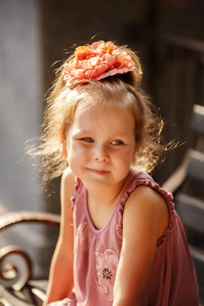 Retrato de una encantadora niña urbana al aire libre — Foto de Stock