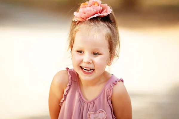 Close-up retrato de uma diversão menina rindo — Fotografia de Stock