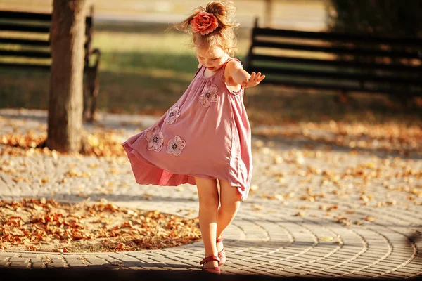 Ritratto a figura intera di una bambina che balla nel parco un caldo — Foto Stock