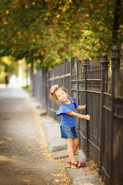 Ritratto a figura intera di una bambina aggrappata al ferro per — Foto Stock