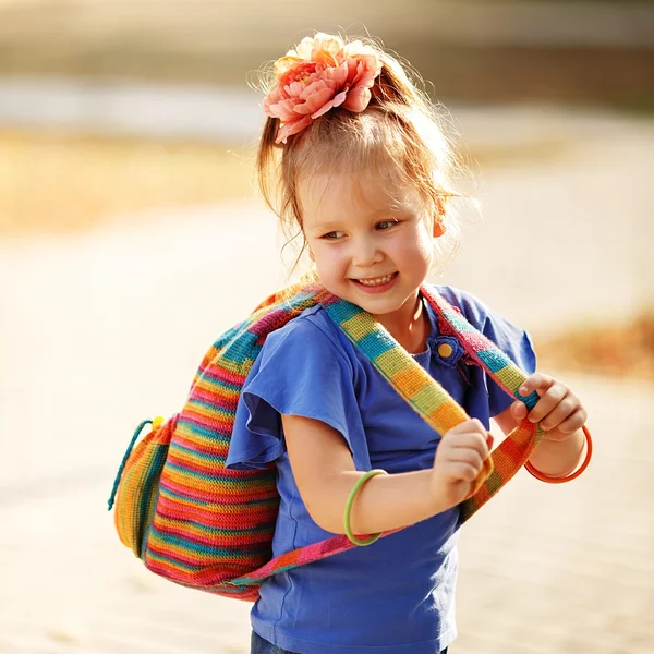 Portret van een schattig voorschoolse leeftijd meisje met kleurrijke gebreid — Stockfoto