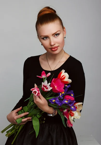 Portrét krásné rusovlasá dívka drží velkou kytici — Stock fotografie