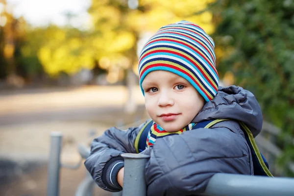 Menino bonito em roupas quentes ao ar livre — Fotografia de Stock