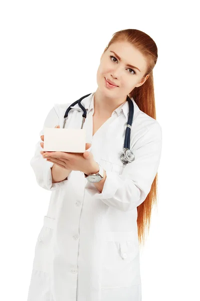 Porträt einer jungen Ärztin in weißem Mantel, die in der Hand hält — Stockfoto