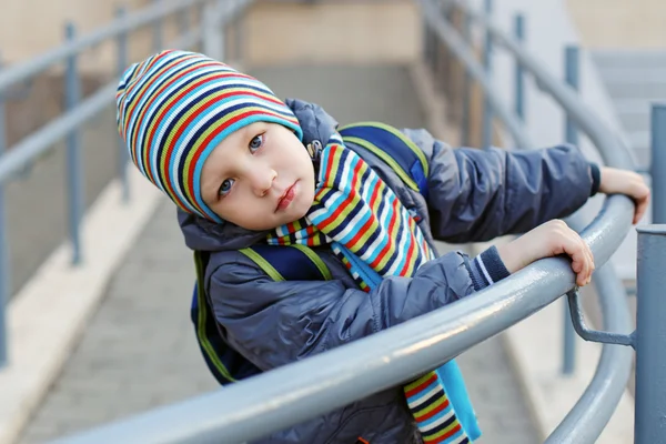 Bellissimo bambino in luminoso cappello a righe e sciarpa — Foto Stock