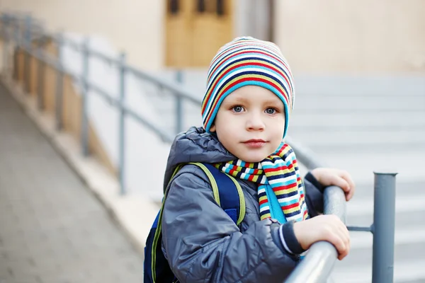 Bellissimo bambino in luminoso cappello a righe e sciarpa — Foto Stock