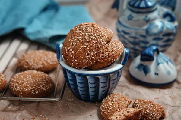 Vers gebakken havermout cookies met sesamzaadjes in een beker. Sesam c — Stockfoto