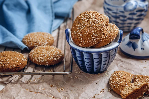 Havermout cookies met sesamzaadjes. — Stockfoto