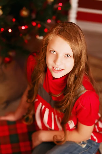 Retrato de uma menina bonita adolescente com cabelos longos no interior com C — Fotografia de Stock