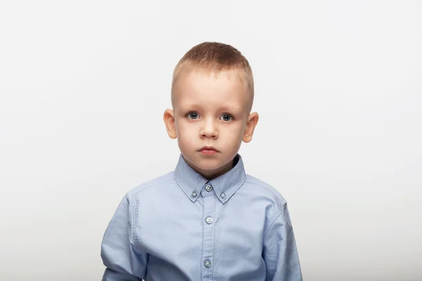 Retrato de un niño triste frente al fondo blanco — Foto de Stock