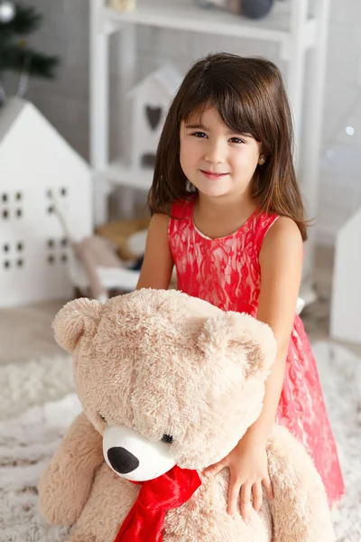 Porträtt av en söt liten brunett flicka kramar en mjuk teddy bea — Stockfoto