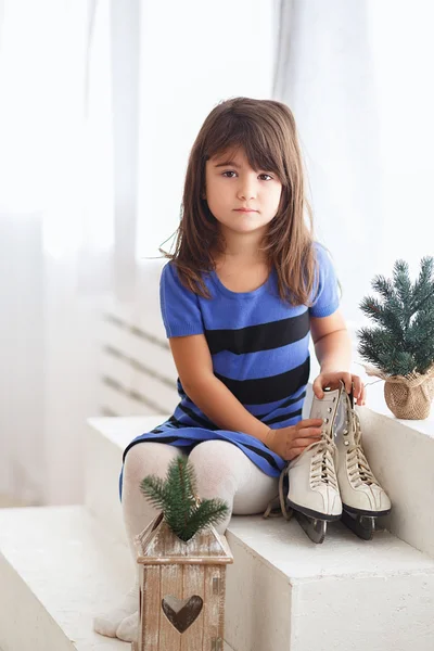 Kleines Mädchen probiert großes Schlittschuhlaufen aus. — Stockfoto