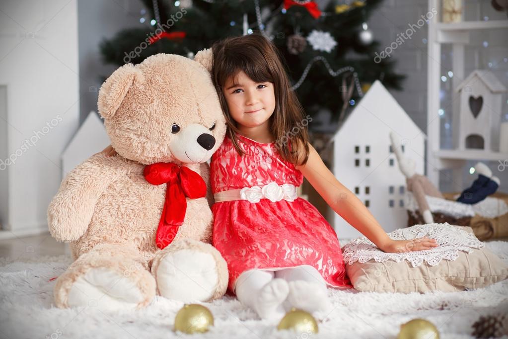 girl hugging a big teddy bear