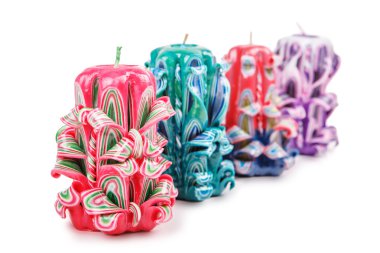 Renkli mumlar beyaz izole oyulmuş