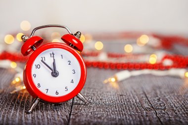 Kırmızı çalar saat ile ışık ve Boncuk Ahşap dokulu tahtasında