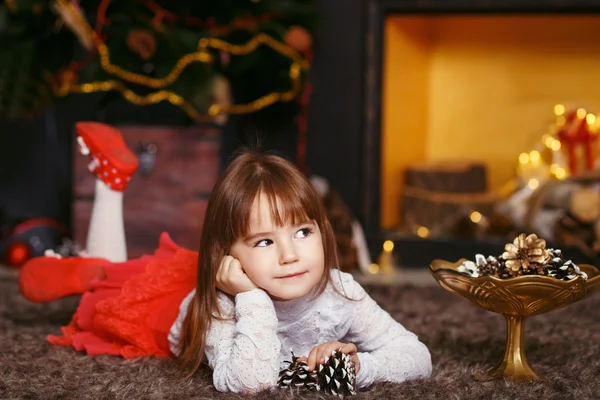 Bella bambina in attesa di un miracolo nel decoro natalizio — Foto Stock