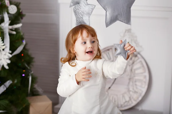 Retrato de una hermosa niña en un vestido blanco en el inte — Foto de Stock