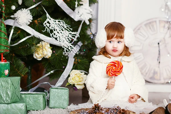 Niña comiendo una piruleta. — Foto de Stock