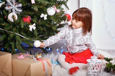 Güzel Noel süsleri, küçük kız.