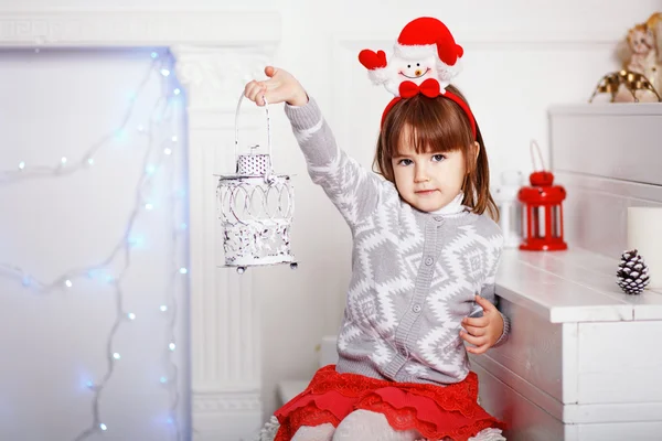 Porträt eines schönen kleinen Mädchens mit festlicher Schneemanndekoration — Stockfoto