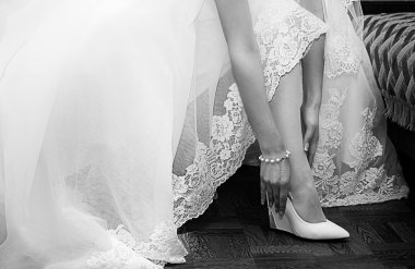 Gelin, düğünden önce ayakkabı giyer.