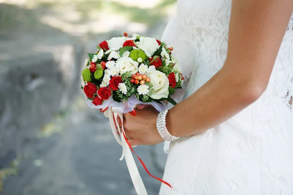 Beau bouquet de mariage entre les mains de la mariée — Photo