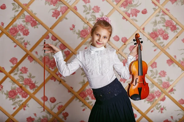 Vackra begåvade lilla flickan spelar på fiol mot backg — Stockfoto