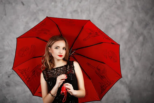 Portrét Krásné Dlouhé Vlasy Dívka Černé Večerní Šaty Červeným Deštníkem — Stock fotografie